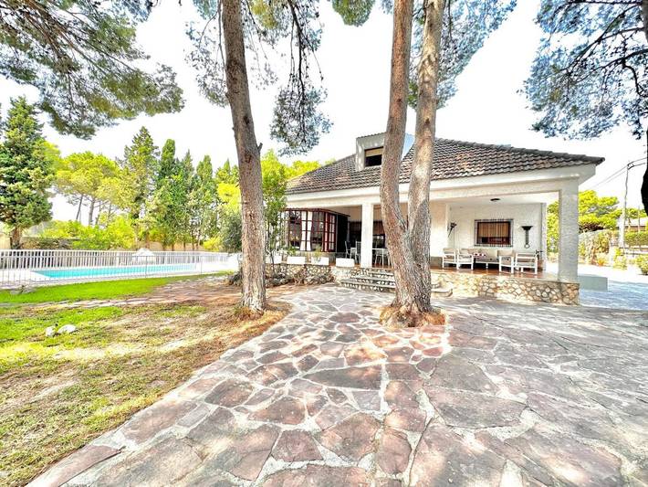 Casa rural para 10 personas, con jardín además de vistas y piscina, Se admiten mascotas en Paterna