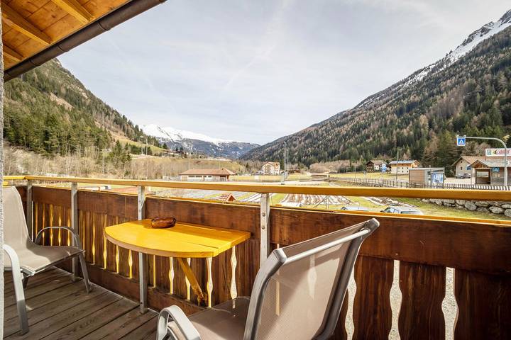 Entire apartment, Apartment 'Gartnerhof Rose' with Mountain View, Shared Garden and Wi-Fi in Stubai Alps, Brenner