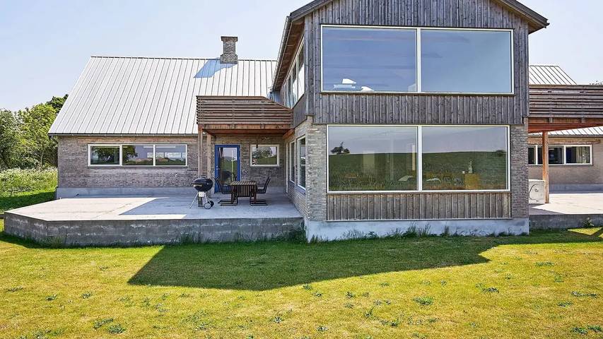 Ferieudlejning for 7 personer, med Terrasse i Svaneke