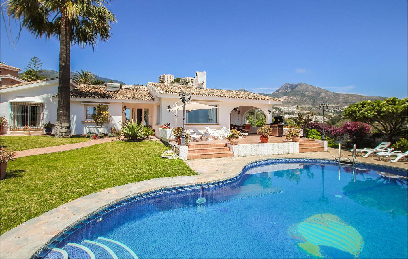 Retiro junto al mar con piscina, aparcamiento y terraza in Torremuelle, Benalmádena
