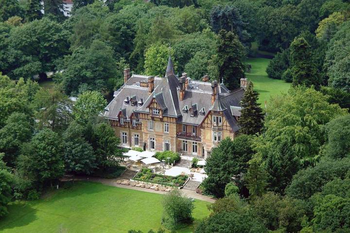 Hotel, mit Terrasse und Whirlpool sowie Garten und Pool in Königstein im Taunus