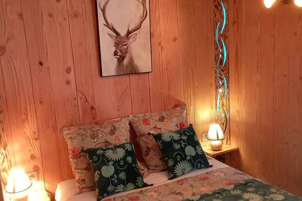 Cabane maxi tiny, gite et chambres au calme en lisière de forêt avec étang pêche in Alligny-en-Morvan, Parc naturel régional du Morvan
