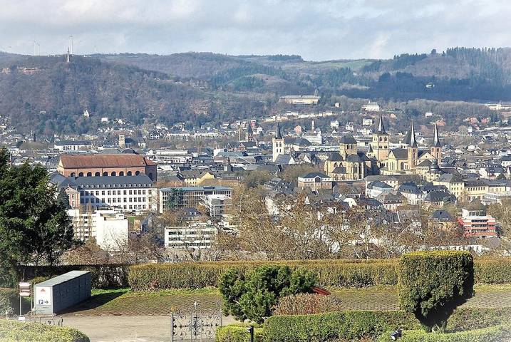 Ferienwohnung für 2 Personen, mit Balkon und Terrasse sowie Garten und Ausblick in Trier