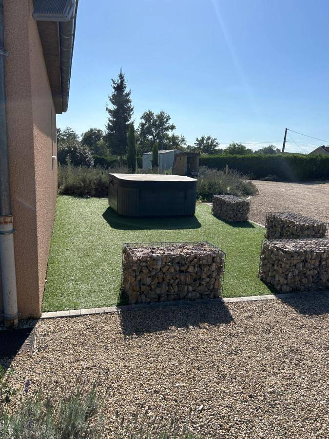 Location de vacances pour 2 personnes, avec jacuzzi ainsi que jardin et piscine à Saint-Yan - 2