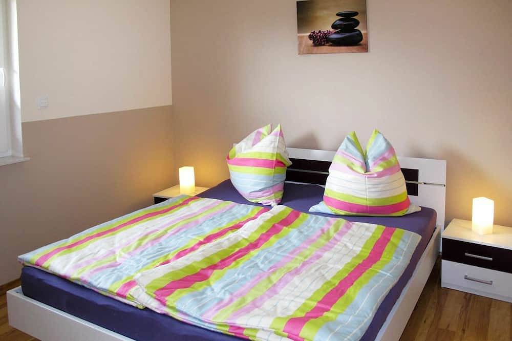 Atemberaubendes alleinstehendes Ferienhaus mit Tv, Terrasse, Haustiere erlaubt und Parkplatz in Godern, Pinnow