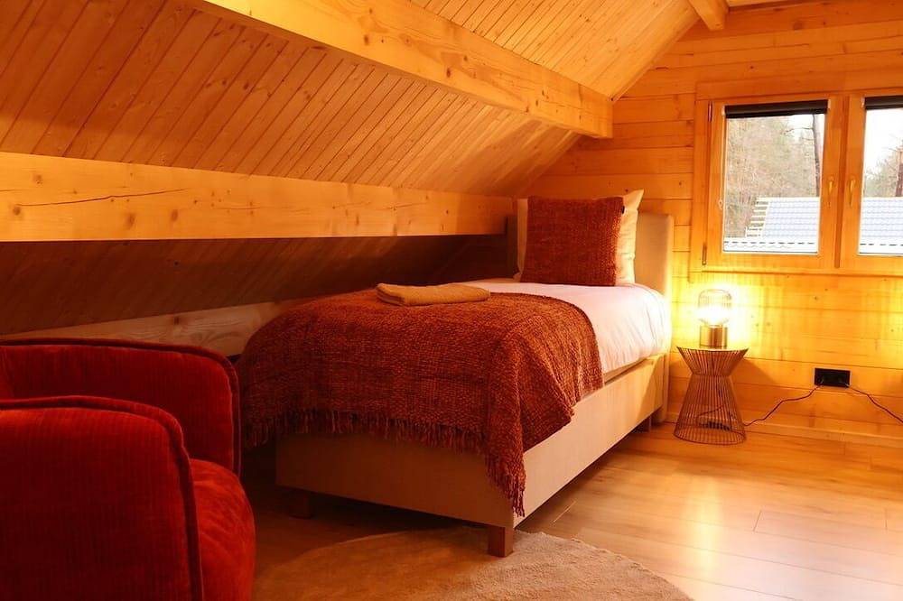 Luxury wooden wellness forest cottage with Hot tub in Nationalpark De Groote Peel