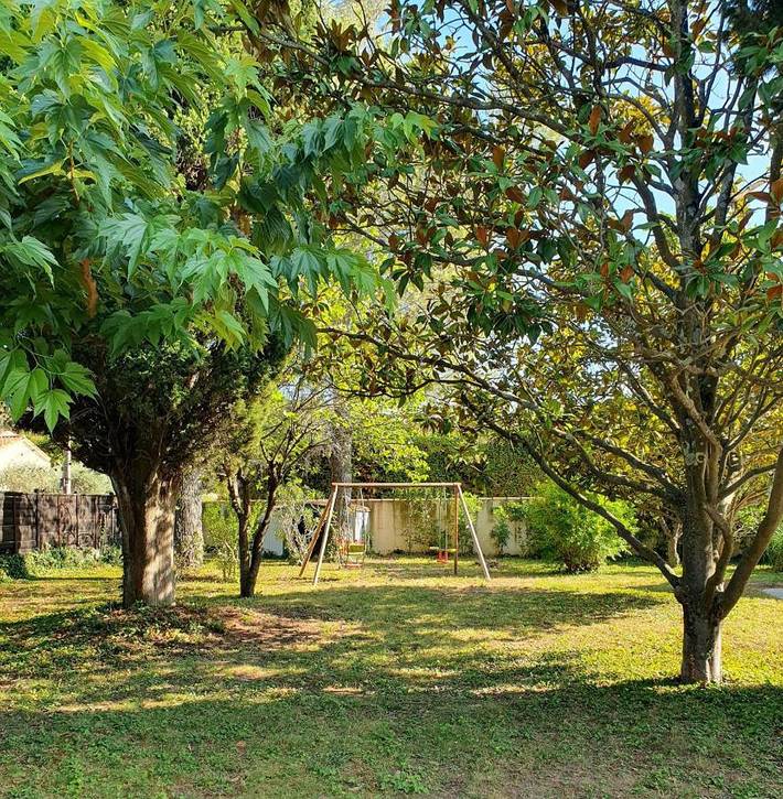 Location de vacances pour 12 personnes, avec jardin ainsi que terrasse et piscine à Saint-Étienne-du-Grès - 4