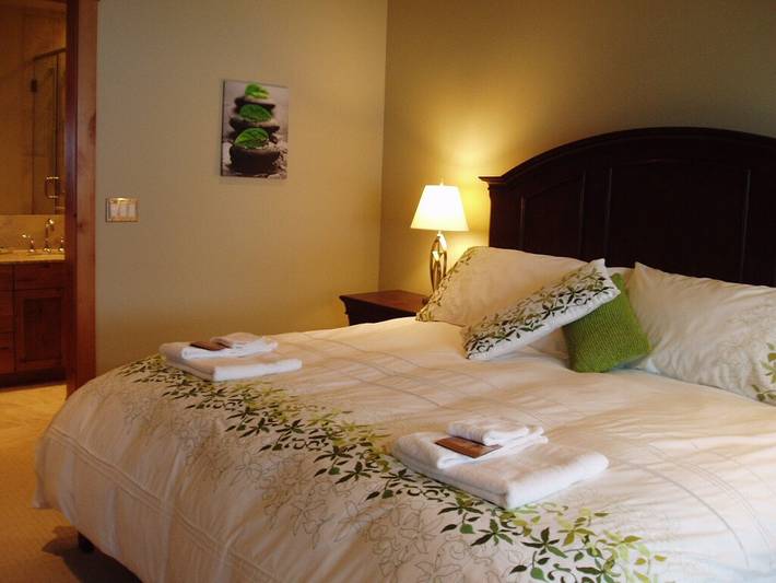 Chalet for 12 people, with hot tub and garden, with pets in Kicking Horse