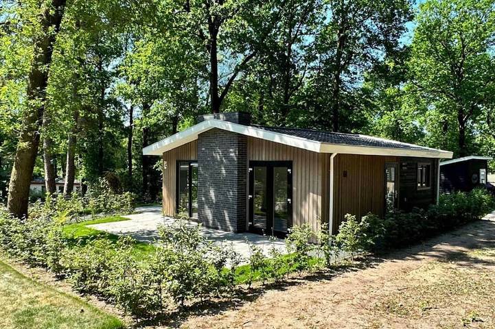 Chalet voor 4 personen, met zwembad en tuin in Hoenderloo