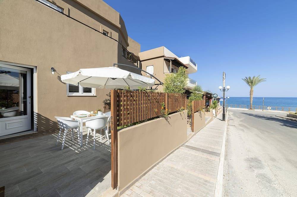 Studio appartment with patio by the coast in Stalida, Iraklio-Heraklio region