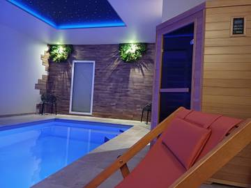 Gîte pour 4 personnes, avec piscine et jacuzzi ainsi que sauna et terrasse, animaux acceptés dans Côte-d'Or