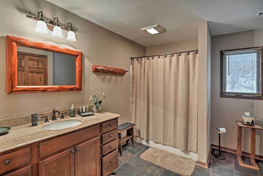 Lakefront Roscommon Home mit Dock, Terrasse und Spielen! in Higgins Lake