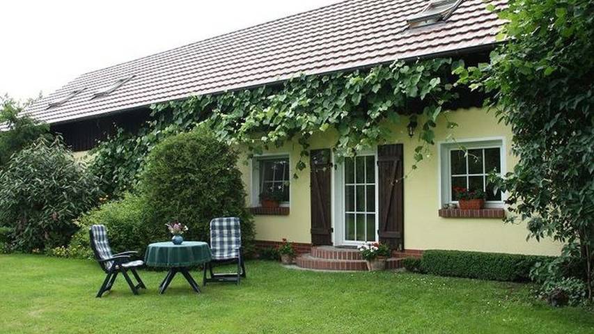 Ferienwohnung für 2 Personen, mit Seeblick und Garten, kinderfreundlich in Byhleguhre-Byhlen