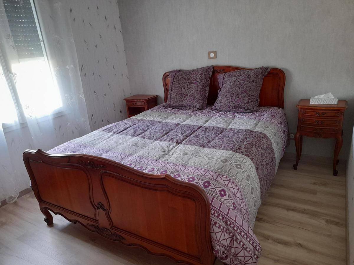 Double Room with Shared Bathroom in Celles-sur-Belle, Région de Niort
