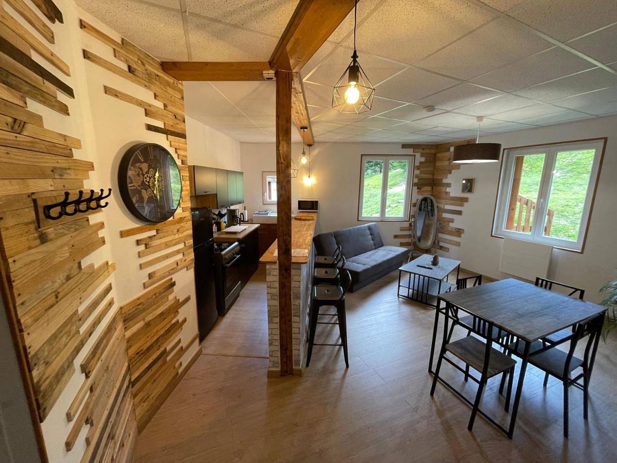 Appartement entier, One-Bedroom Apartment in Cernon, Jura Francais
