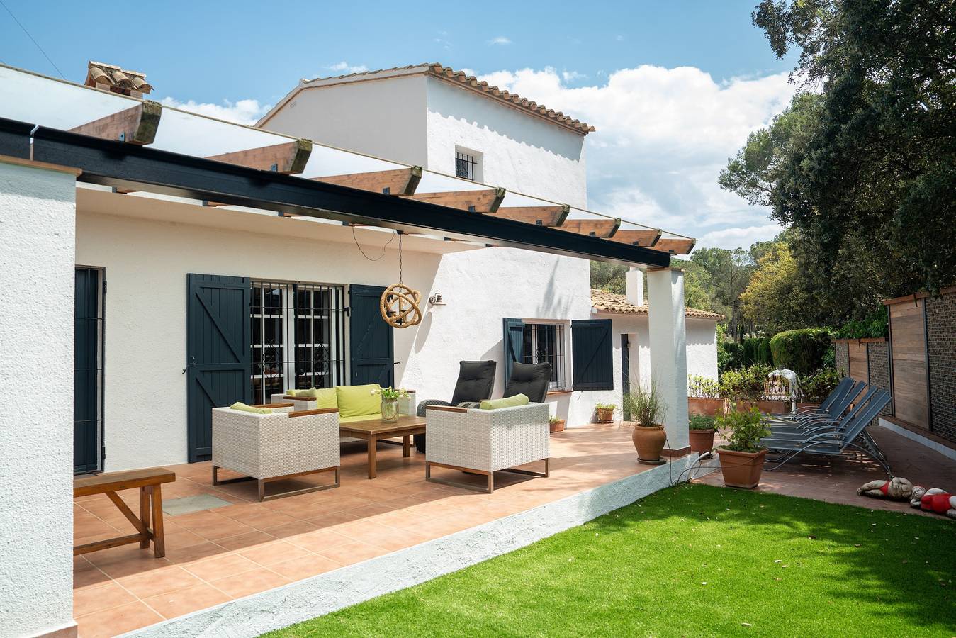 Villa 'Fleur' avec piscine partagée, terrasse privée et Wi-Fi. in Begur, Costa Brava