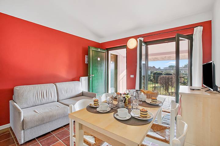 Ferienwohnung für 6 Personen, mit Pool und Seeblick sowie Terrasse