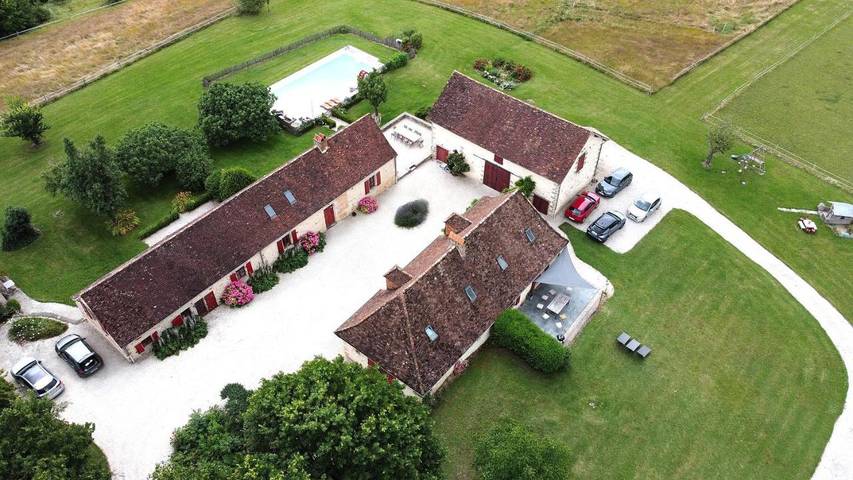 Gîte pour 9 personnes, avec piscine ainsi que jardin et vue à Bars