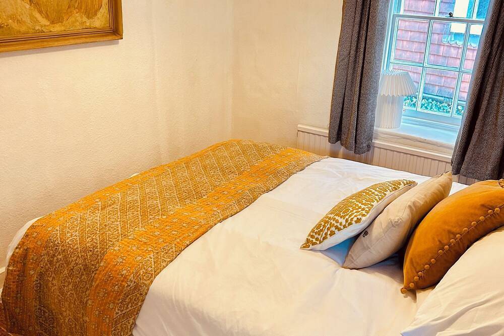 Beautiful Old Cottage near the Beach and Attractions in Eastbourne, East Sussex