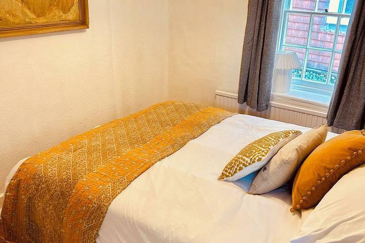 Beautiful 250 year old, 3 Bedroom Cottage near the Beach and Attractions in Eastbourne, Sussex Est