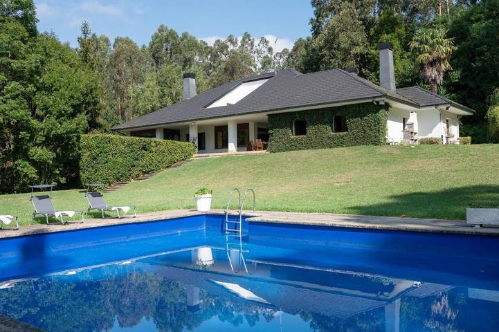 Chalet para 14 personas, con Terraza además de Jardín y Piscina en el País Vasco