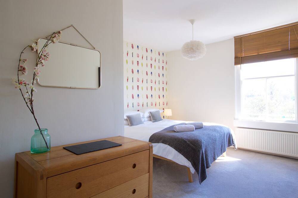 Entire apartment, Gorgeous, peaceful & very central apartment with fabulous views. in Bath, Bath & North East Somerset