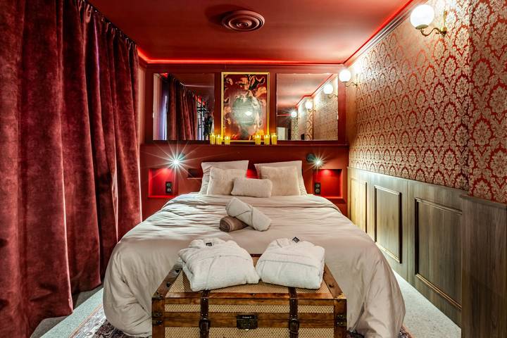 Appartement entier, Love room la courtisane - spa sur terrasse de 40 m2 - love-room-alsace-67 in Niederbronn-les-Bains, Nord de l'Alsace