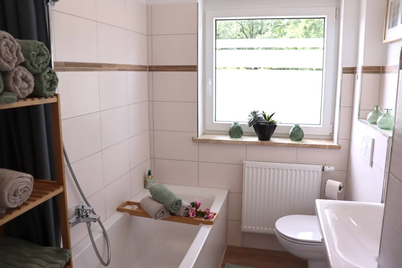 Ganze Ferienwohnung, Fasanengarten in Traunreut - Ferienwohnung 55qm mit Balkon und Gartenblick in Traunreut, Landkreis Traunstein