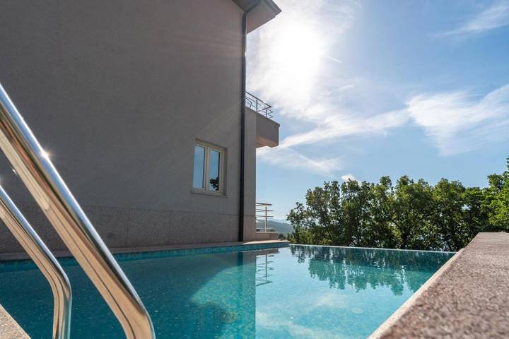 Chambre d’hôte pour 3 personnes, avec jardin ainsi que piscine et vue dans Grad Opatija