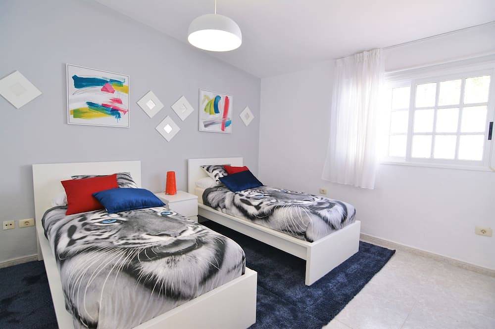 Entire apartment, Apartment in private Villa with sea views, community pool, Wiffi. in Chayofa, Arona
