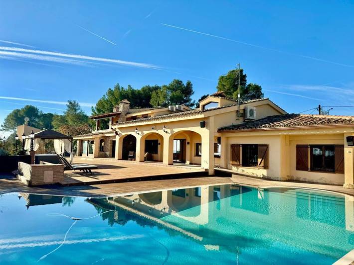 Location de vacances pour 14 personnes, avec jacuzzi et piscine ainsi que jardin et sauna à Cerdanyola del Vallès