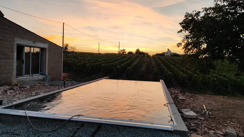 Location de vacances pour 15 personnes, avec piscine ainsi que jardin et vue, animaux acceptés à Saint-Aubin-de-Luigné