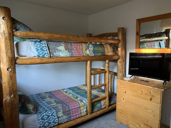 Vacation home for 6 people, with terrace and hot tub as well as yard in Estes Park