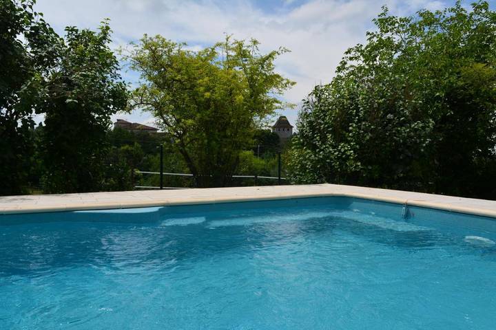 Location de vacances pour 4 personnes, avec jardin ainsi que piscine et terrasse, animaux acceptés à Cézan