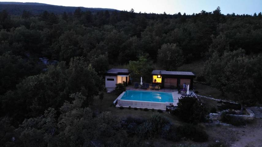 Gîte pour 2 personnes, avec jardin ainsi que piscine et vue, animaux acceptés à Cruis - 4