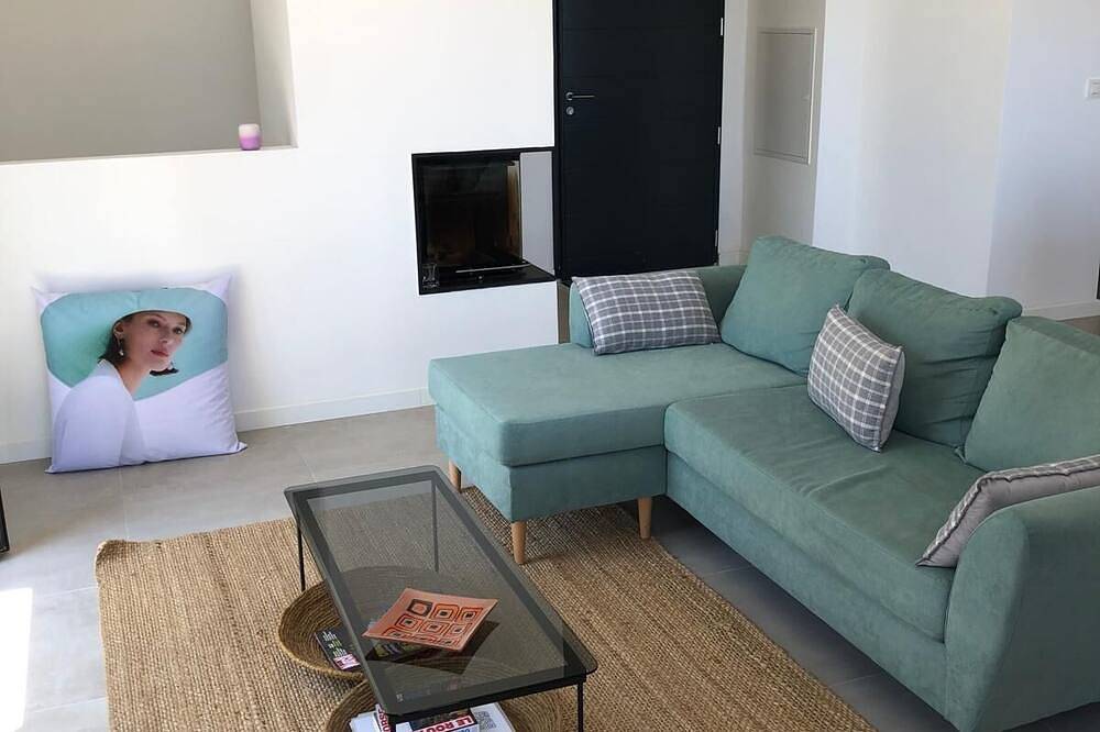 Experience Villa Hugo: Brand new, accommodates 8 people, with a heated pool. in Erbalunga, Brando