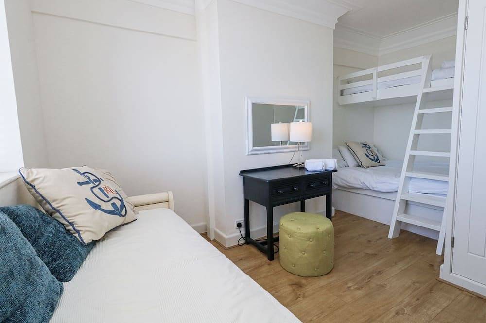 Flat 7 Sand Acres, family friendly in Canford Cliffs in Sandbanks, Poole