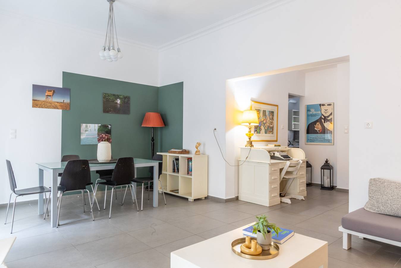Renovated (2025) 4 Bdr House near Acropolis - New Beds, Terrace & Green Yard in Neos Kosmos, Atenas