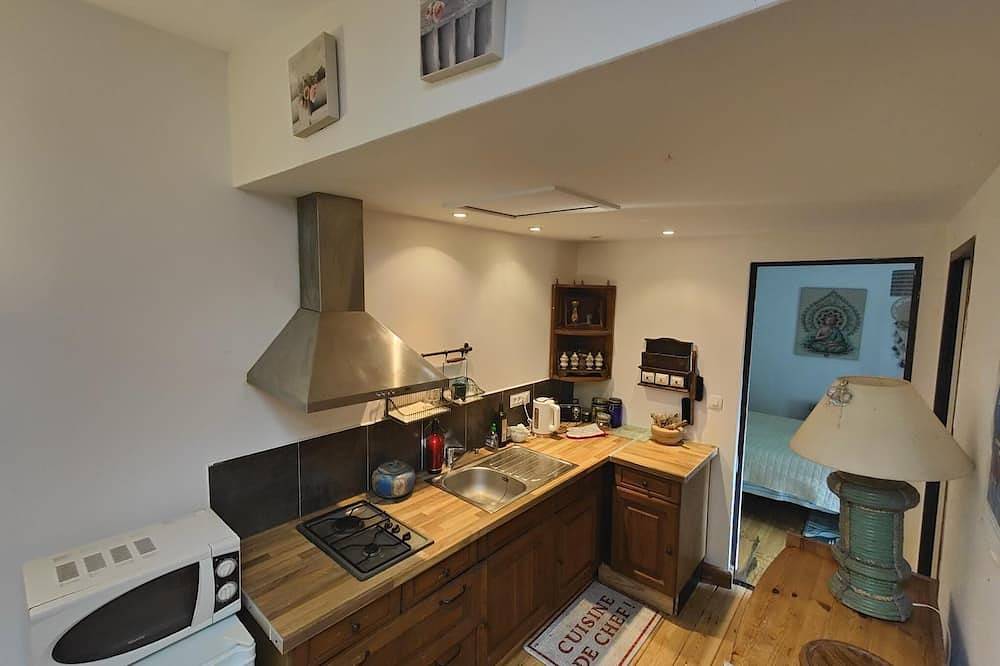 Petite Maisonnette Indépendante sur Terrain Ombrage Proximite Plage in Poussan, Côte d'Améthyste