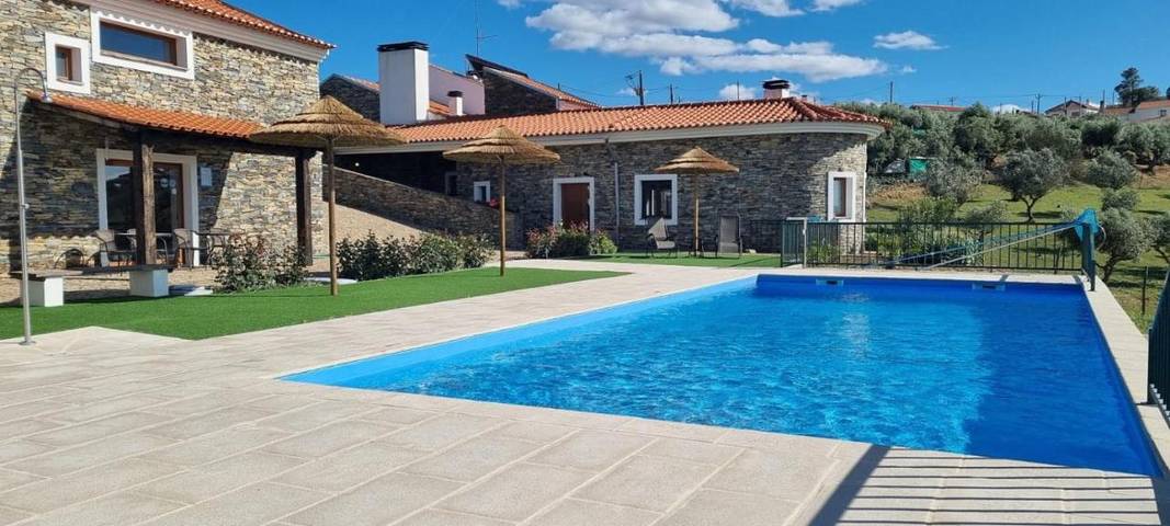 Maison de campagne pour 3 personnes, avec vue ainsi que jardin et piscine dans Rosmaninhal