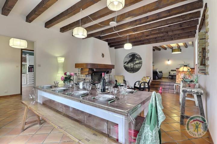 Gîte pour 10 personnes, avec jacuzzi et jardin ainsi que terrasse et sauna, animaux acceptés dans Plan D Eau De La Cantache - 3