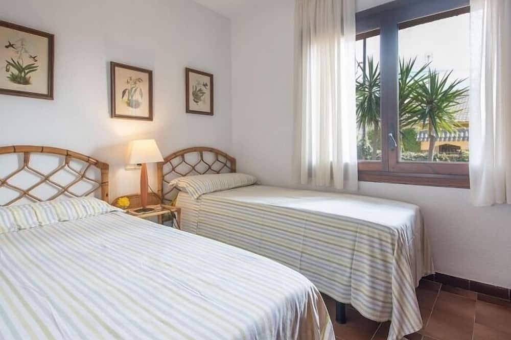 R84 Villa con Piscina y pista de Tenis in Segur de Calafell, Calafell