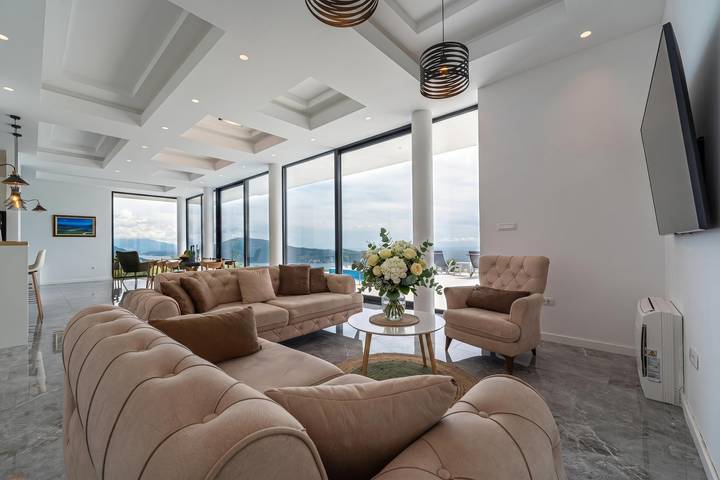 Villa für 8 Personen, mit Terrasse und Meerblick sowie Pool, mit Haustier in Montenegro - 4