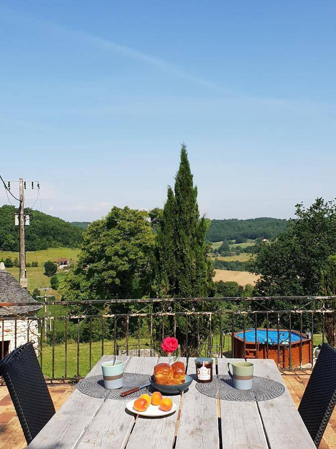 Location de vacances pour 4 personnes, avec Terrasse et Jardin ainsi que Piscine et Vue à Hautefage-la-Tour