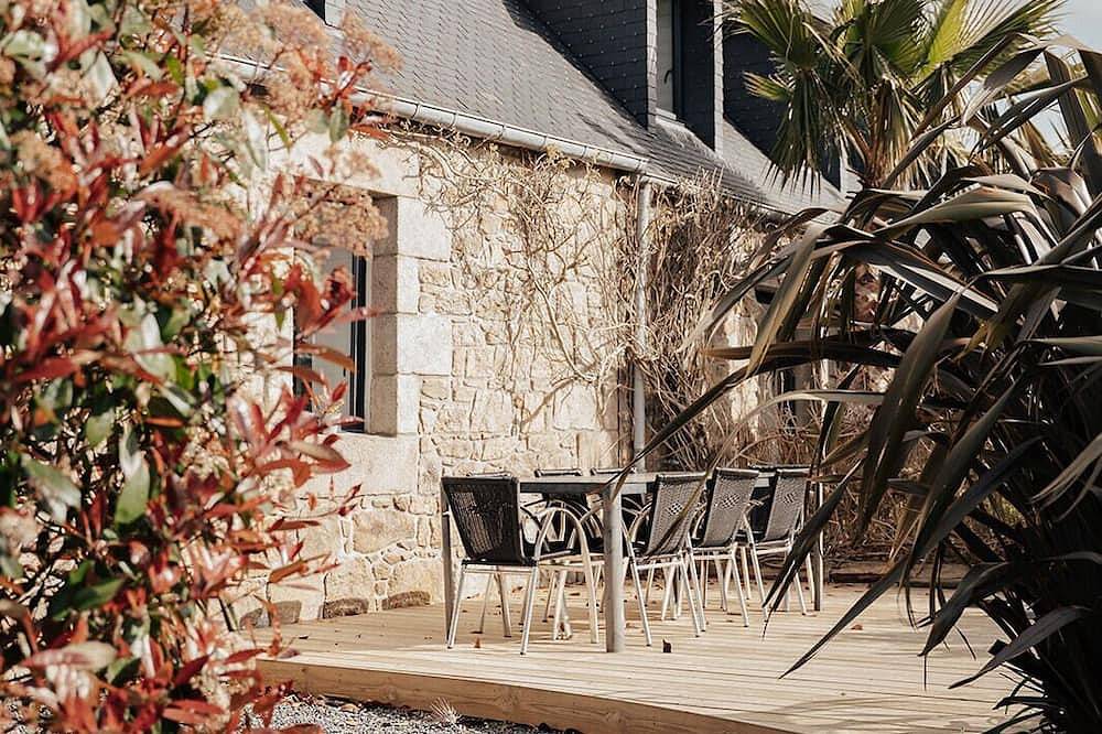 Stone farmhouse for 6 people with heated swimming pool in Trélévern, Rosa Granitküste