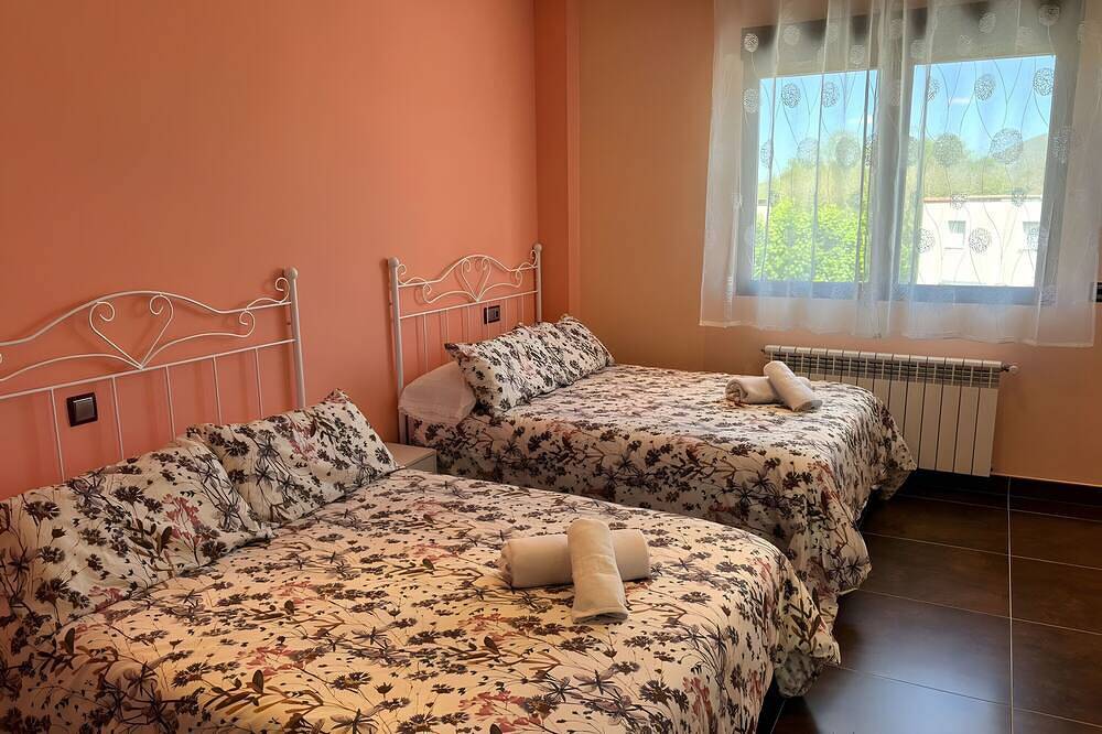 Holiday Home 'La Libélula' with Mountain View, Private Pool and Wi-Fi in El Espinar, Segovia Province