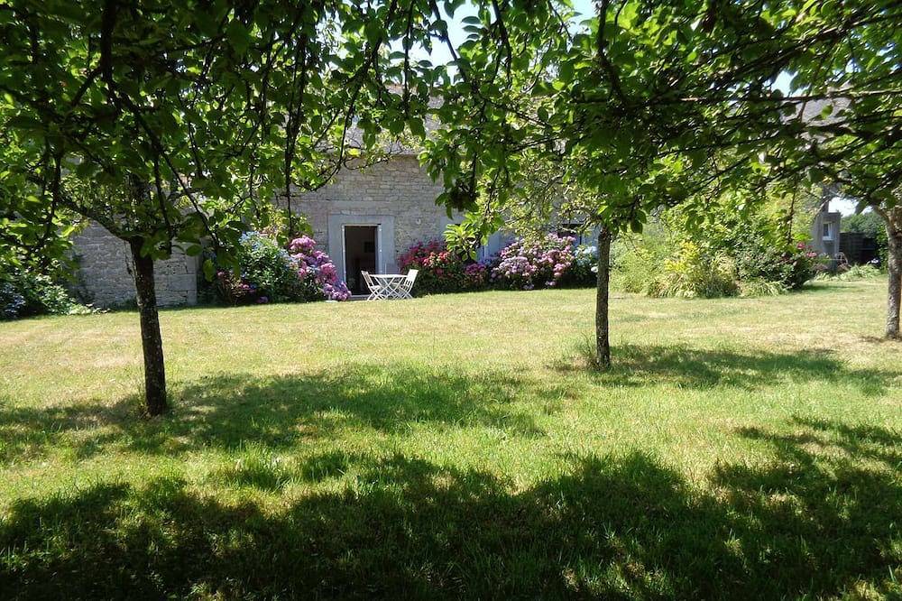 Petite longère ancienne, de plain pied avec jardin au calme in Plobannalec-Lesconil, Côte de Cornouaille