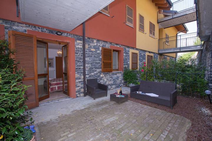 Gîte pour 4 personnes, avec piscine ainsi que terrasse et vue sur le lac dans Perledo - 4