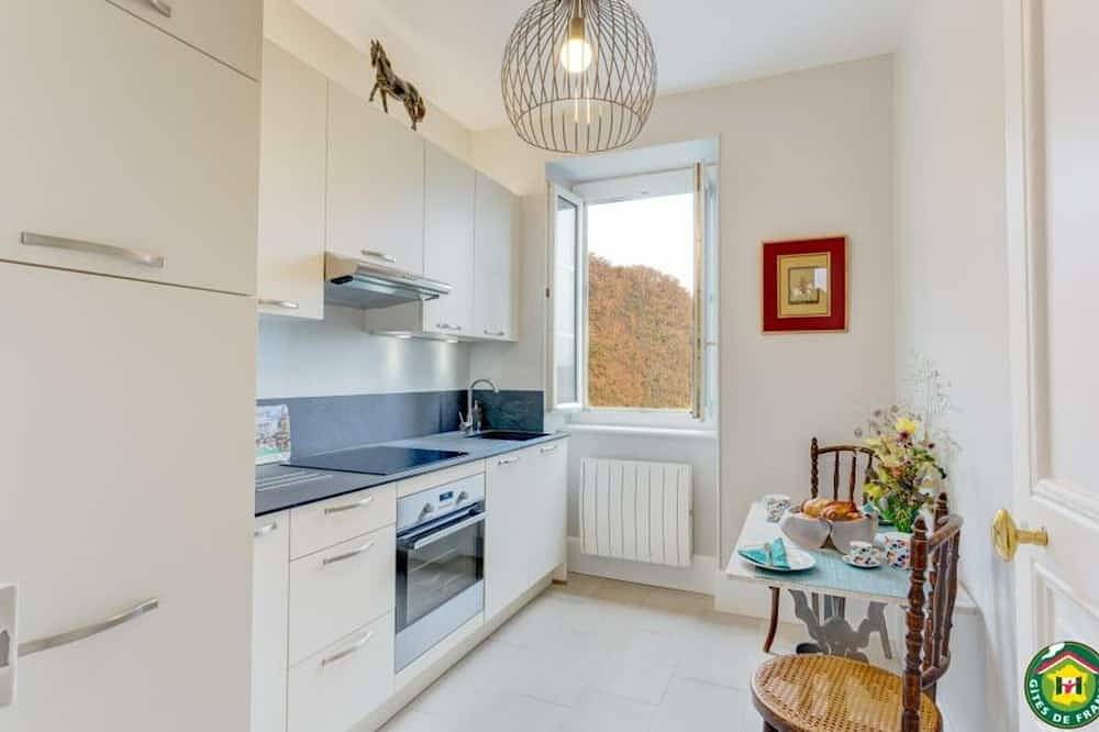 Entire apartment, Charming renovated apartment, 2 Br, Wifi, garage, 15 min to Paris Rer station in Chantilly, Oise