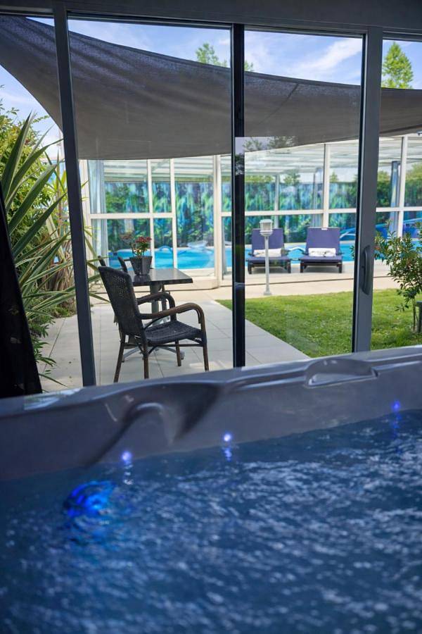 Chambre d’hôte pour 2 personnes, avec Jacuzzi et Terrasse ainsi que Jardin et Piscine